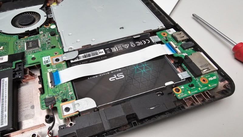 Asus A555L wymiana uszkodzonego dysku SSD 